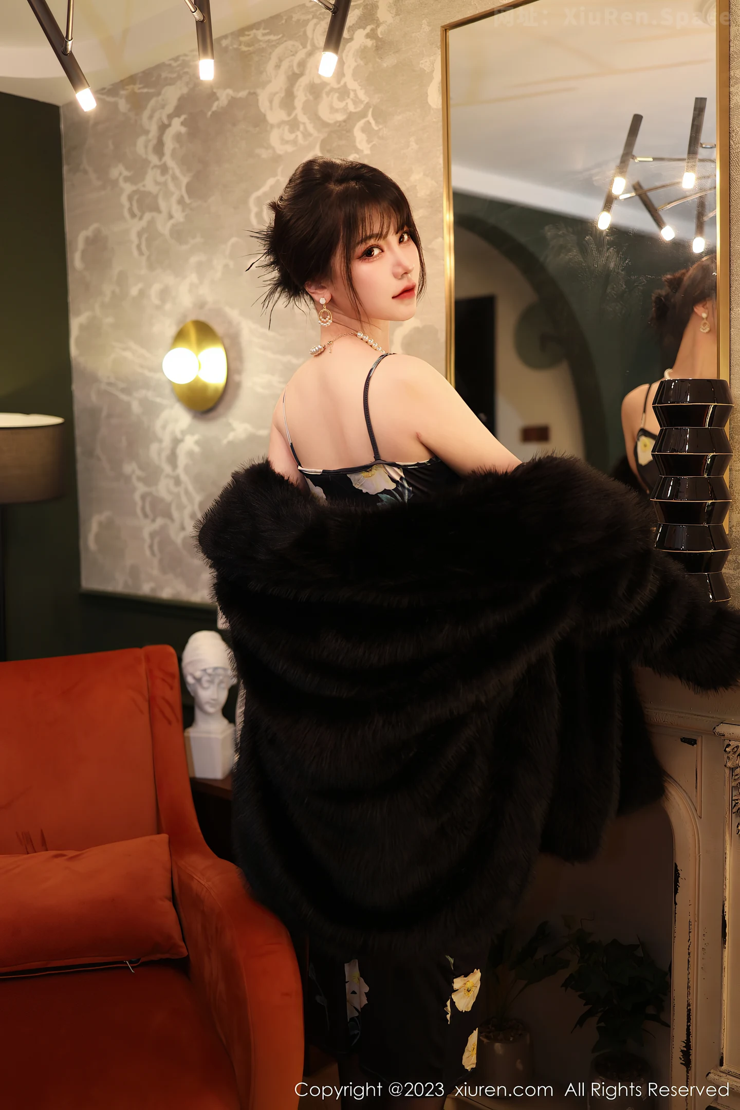 图片[4]-[XiuRen秀人网]2023.02.03 VOL.6210 谢小蒽 黑色连身JK制服裙与白色蕾丝内衣加黑丝美腿性感私房写真集-秀人网官方网站